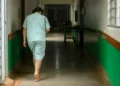 Hospital onde mora autista abandonada se prepara para dar adeus à menina