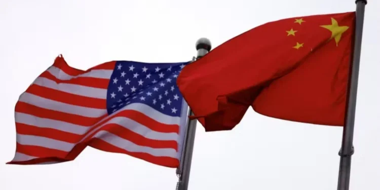 Bandeiras dos EUA e da China tremulam em Pequim — Foto: Tingshu Wang/Reuters