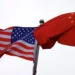 Bandeiras dos EUA e da China tremulam em Pequim — Foto: Tingshu Wang/Reuters