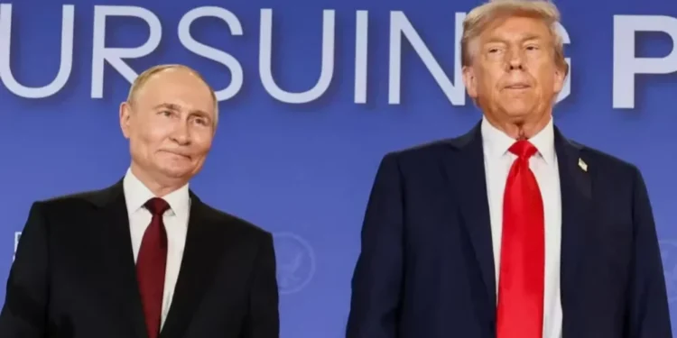 Foto de 15 de agosto de 2025 - Putin e Trump durante cúpula no Alasca — Foto: REUTERS/Kevin Lamarque