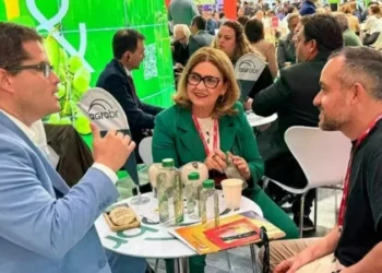 Negociações de produtores do agroBR na feira Fruit Attraction, em Madri — Foto: Divulgação