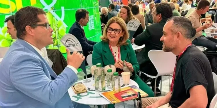 Negociações de produtores do agroBR na feira Fruit Attraction, em Madri — Foto: Divulgação