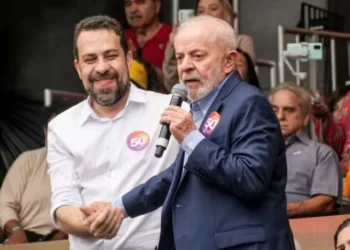 24/08/2024 - o presidente Luiz Inácio Lula da Silva (PT) participa de comício em apoio ao então candidato a prefeito de São Paulo, Guilherme Boulos (PSOL) — Foto: FABRICIO BOMJARDIM/THENEWS2/ESTADÃO CONTEÚDO