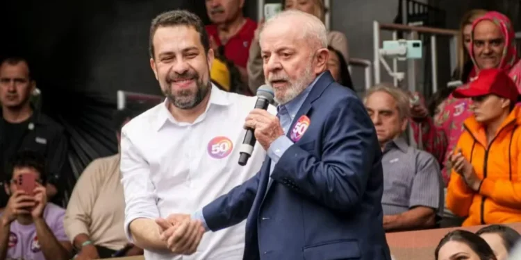 24/08/2024 - o presidente Luiz Inácio Lula da Silva (PT) participa de comício em apoio ao então candidato a prefeito de São Paulo, Guilherme Boulos (PSOL) — Foto: FABRICIO BOMJARDIM/THENEWS2/ESTADÃO CONTEÚDO