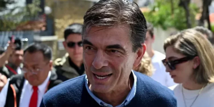 Rodrigo Paz durante a votação na Bolívia - 19/10/2025 — Foto: REUTERS/Claudia Morales