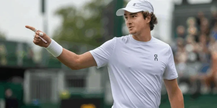 Adversário desiste e João Fonseca avança às quartas do ATP da Basileia