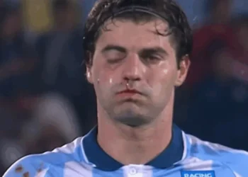 Zagueiro do Racing tem lesão após cotovelada em jogo contra Flamengo