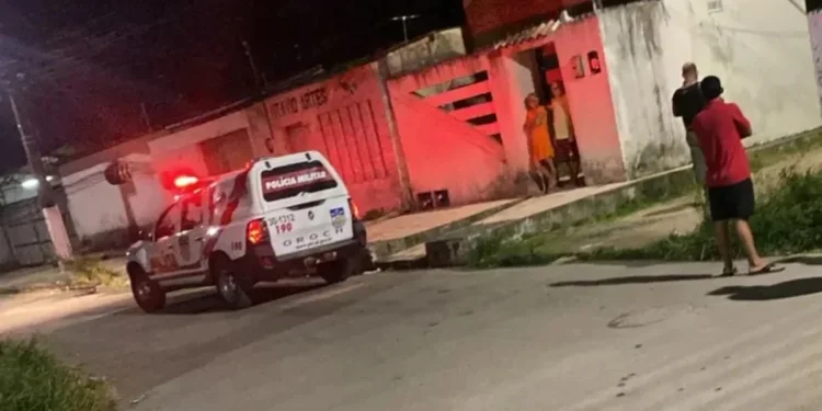 Pai é trancado em banheiro e filhos são mortos a tiros em Maceió