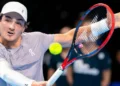 João Fonseca vai à semifinal do ATP da Basileia após abandono de rival