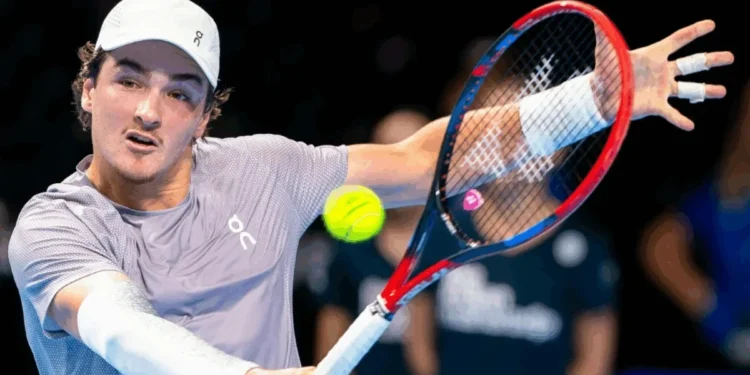 João Fonseca vai à semifinal do ATP da Basileia após abandono de rival