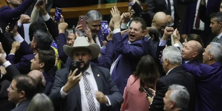 PL retoma pressão para votar anistia que contemple Bolsonaro