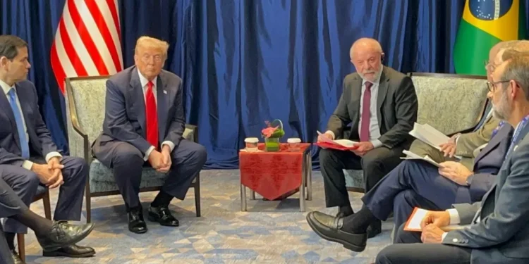 Planalto celebra abraço de Lula com Trump e Bolsonaro escanteado
