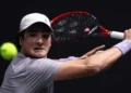 João Fonseca vence de virada na estreia do Masters 1000 de Paris