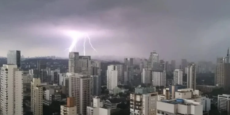 Chuvas intensas e baixa umidade atingem o Brasil nesta 4ª; confira