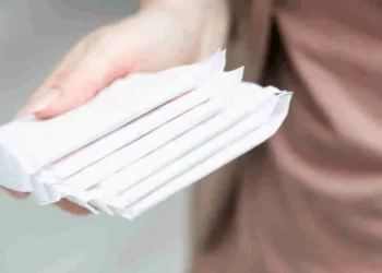 Saiba como conseguir autorização para retirar absorventes gratuitos