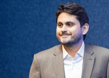 Em acordo com governo, Juscelino inclui corte de gastos em projeto