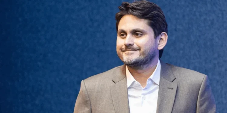 Em acordo com governo, Juscelino inclui corte de gastos em projeto