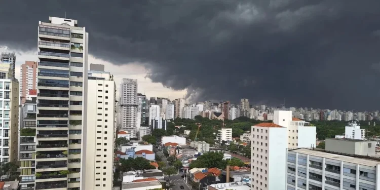 Chuvas intensas e tempestades continuam no Brasil nesta quinta-feira