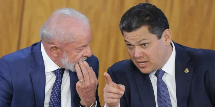 Alcolumbre prevê votar isenção do IR até R$ 5 mil na próxima semana