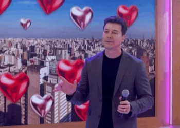Rodrigo Faro interrompe apresentação na Globo e cai no choro