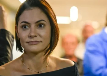 Em manifesto, Michelle Bolsonaro defende megaoperação e critica Lula