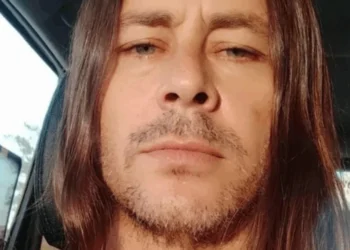 Theo Becker abre o jogo e dá detalhes sobre vício em drogas.