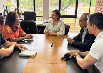 Secretária da Setas/Tocantins, Ana Carina Souto, e secretário-executivo, Washington Luiz Vasconcelos, recebem a secretária da Seteq/Alagoas, Cláudia Balbino, em encontro institucional - Luciano Dourado/Governo do Tocantins