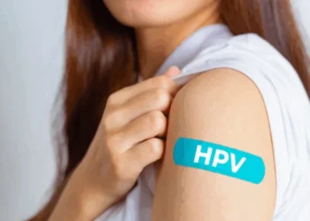 Vacinação contra HPV reduz taxa de câncer até entre não vacinados
