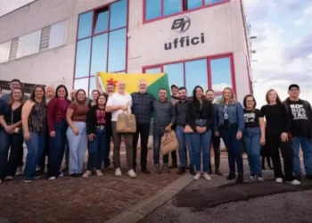 Viagem incluiu visitas a empresas e universidades — Foto: Secom/AC