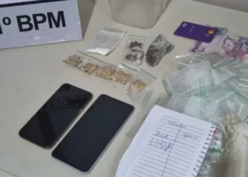 Com a mulher foram encontrados 46 gramas de substância análoga a maconha, 19 gramas de substância análoga crack e 4 gramas de substância análoga cocaína. - Foto: Ascom 1°BPM