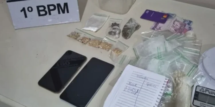 Com a mulher foram encontrados 46 gramas de substância análoga a maconha, 19 gramas de substância análoga crack e 4 gramas de substância análoga cocaína. - Foto: Ascom 1°BPM