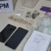 Com a mulher foram encontrados 46 gramas de substância análoga a maconha, 19 gramas de substância análoga crack e 4 gramas de substância análoga cocaína. - Foto: Ascom 1°BPM