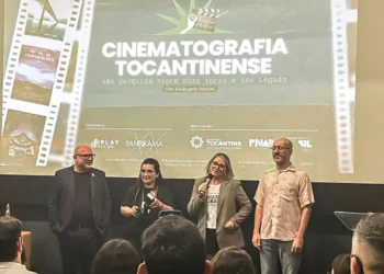 Foto equipe cinematografia: Elisangela Dantas com o microfone