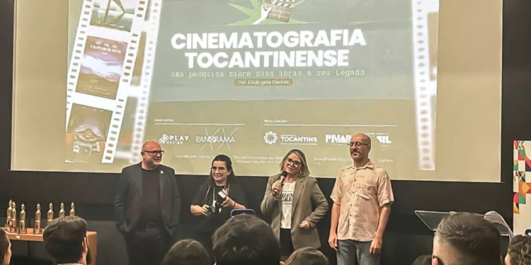 Foto equipe cinematografia: Elisangela Dantas com o microfone
