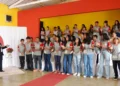 Professor André Goveia com os alunos que integram o Projeto Poetas do Xodó