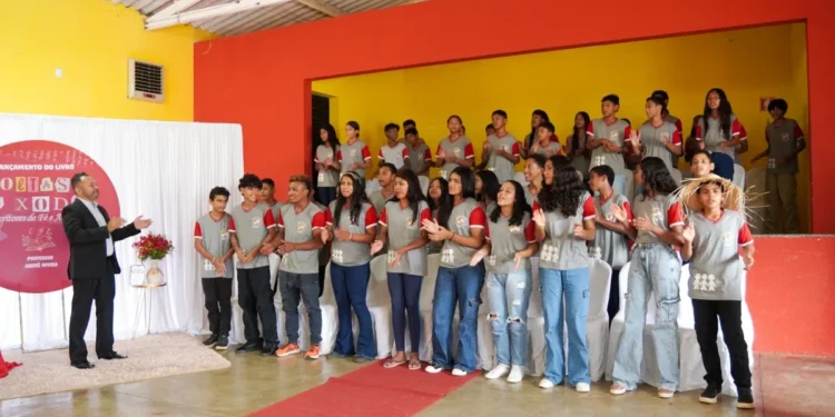 Professor André Goveia com os alunos que integram o Projeto Poetas do Xodó