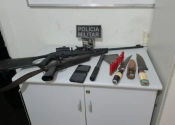 O homem foi detido em cumprimento ao mandado de prisão e também foi autuado pelo crime de posse irregular de arma de fogo. - Foto: Ascom 7°BPM