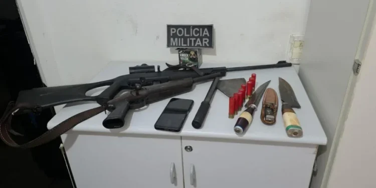 O homem foi detido em cumprimento ao mandado de prisão e também foi autuado pelo crime de posse irregular de arma de fogo. - Foto: Ascom 7°BPM