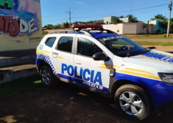 A mulher foi autuada por tentativa de homicídio na delegacia. - Foto: 5º BPM/Ascom