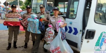 Viatura da Polícia chega com presentes para crianças durante campanha - Foto: Ascom PMTO