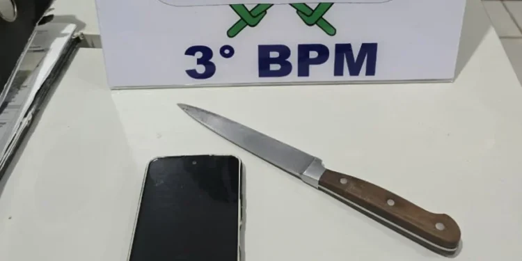 Homem foi preso menos de uma hora após o ocorrido. A arma utilizada também foi apreendida. - Foto: Divulgação 3º BPM
