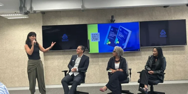 Edileuza Araújo de Souza participa do evento de lançamento do livro Relações interpessoais e convivência escolar: 10 práticas de gestores brasileiros - Foto: Divulgação/Governo do Tocantins file_download