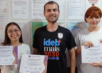 Laylla e Amanda premiadas na Olimpíada Feminina de Química junto ao professor Marcos - Foto: Divulgação/Seduc/Governo do Tocantins