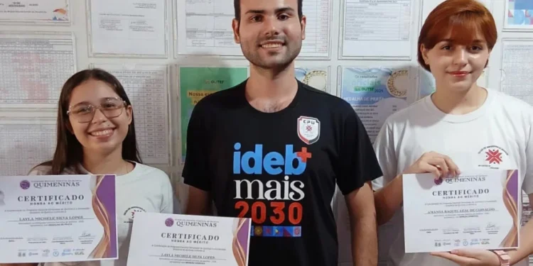 Laylla e Amanda premiadas na Olimpíada Feminina de Química junto ao professor Marcos - Foto: Divulgação/Seduc/Governo do Tocantins
