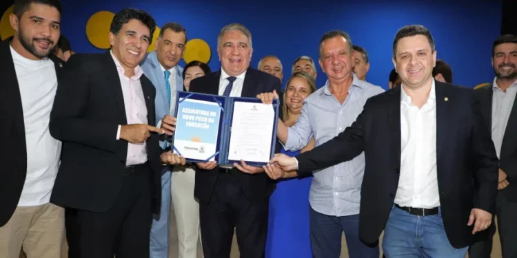 Em ato histórico, governador Laurez Moreira sanciona novo PCCR da Educação e garante valorização da categoria após 10 anos de espera - Foto: Adilvan Nogueira/Governo do Tocantins