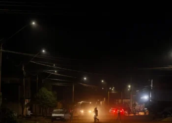 Antigas lâmpadas de vapor de sódio foram substituídas pelo novo modelo – Foto Lia Mara