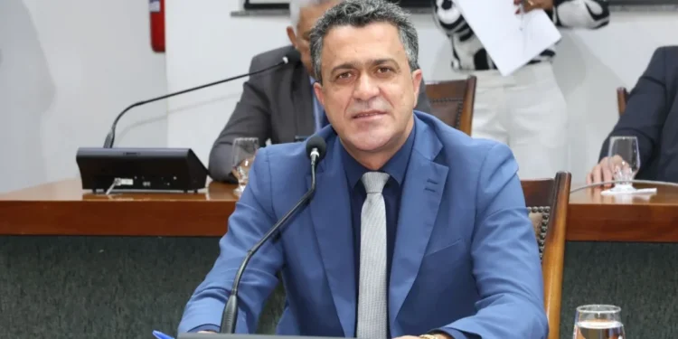 Luciano Oliveira celebra conquista histórica dos professores e vota pela aprovação do PCCR da Educação