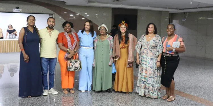 Dona Felisberta Pereira da Silva é recebida no Palácio Araguaia para solenidade de entrega da certidão de reconhecimento - Foto Gabriel Arthur Carvalho/Governo do Tocantins