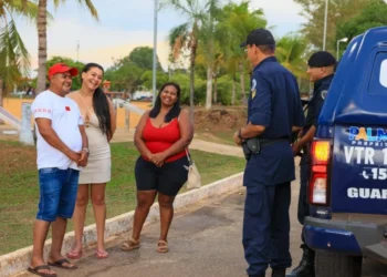 Durante passeio pela Orla da Capital, Luiz Humberto e Sueli Pinheiro Rodrigues e Maria das Graças conheceram a guarnição da Guarda Metropolitana que fazia ronda no local – Foto Regiane Rocha