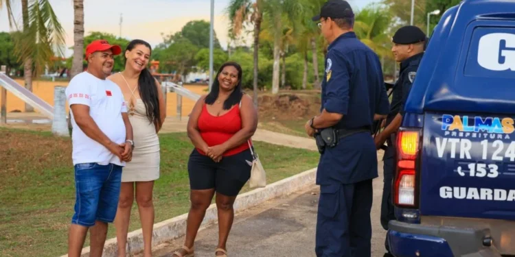Durante passeio pela Orla da Capital, Luiz Humberto e Sueli Pinheiro Rodrigues e Maria das Graças conheceram a guarnição da Guarda Metropolitana que fazia ronda no local – Foto Regiane Rocha
